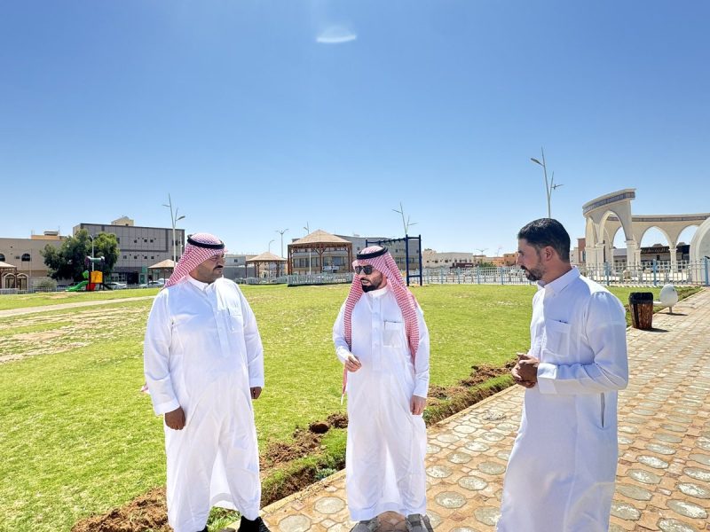 بالصور.. رئيس بلدية طريف يتابع ميدانياً أعمال صيانة الحدائق وتحسين المشهد الحضري