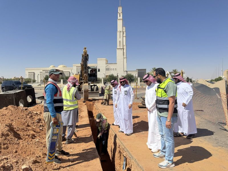 بالصور.. بلدية طريف تواصل أعمال صيانة الطرق وتصريف مياه الأمطار ورفع السلامة المرورية