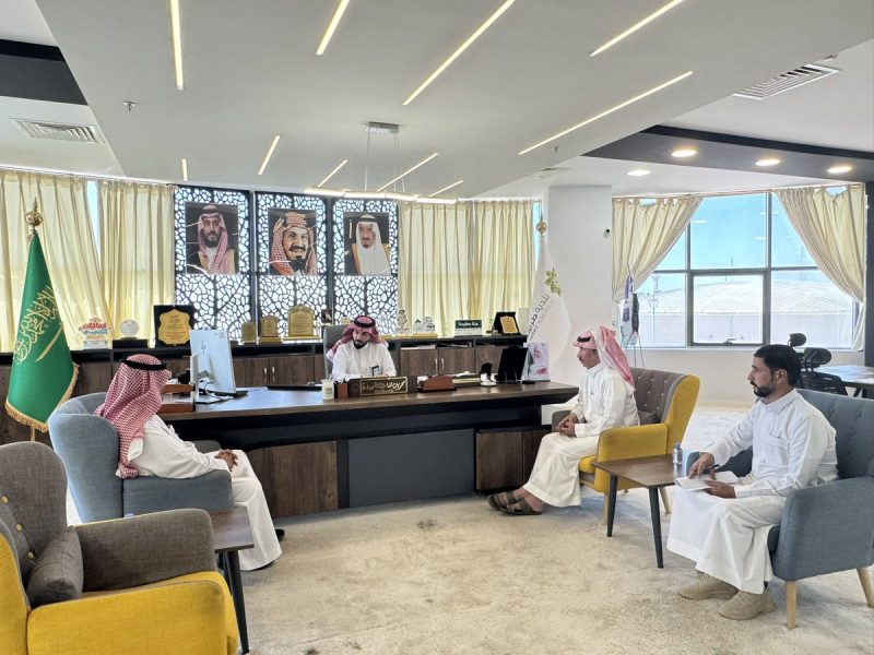 بالصور.. رئيس بلدية طريف يتابع مستوى أعمال صيانة المسطحات الخضراء وشبكات الري