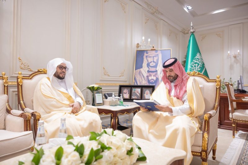 نائب أمير الحدود الشمالية يتسلّم التقرير السنوي لفرع هيئة الأمر بالمعروف بالمنطقة