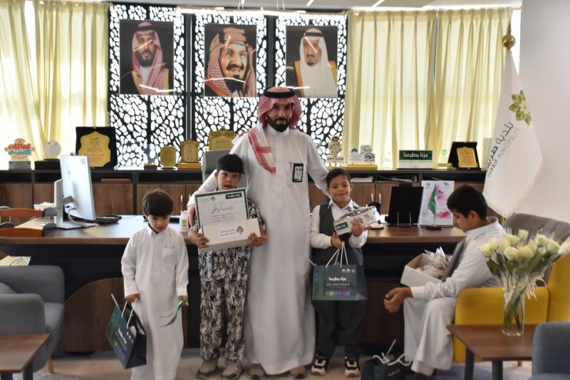 بالصور.. بلدية طريف تستقبل مستفيدي مركز أجيال الشمال للرعاية النهارية احتفاءً باليوم الوطني