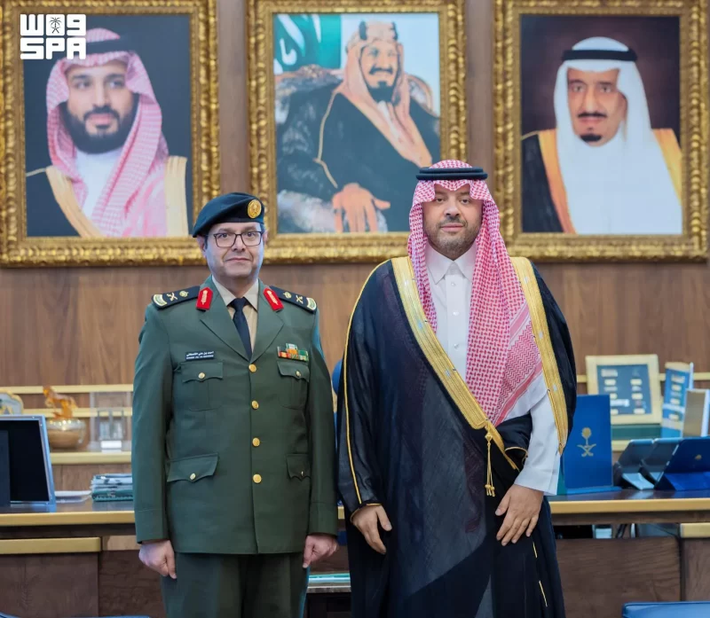 أمير الحدود الشمالية يقلّد مدير السجون رتبة اللواء