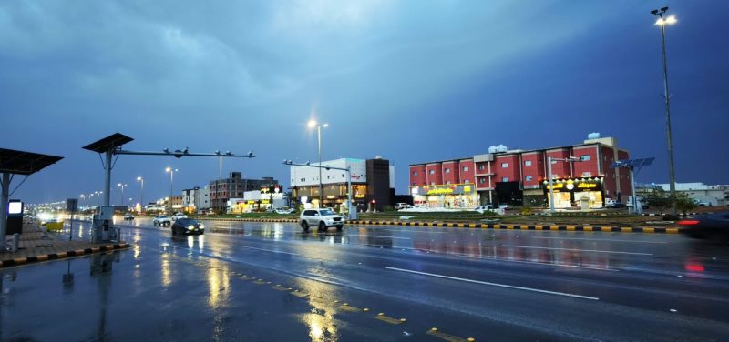 بالصور.. أمطار متوسطة إلى غزيرة على محافظة طريف