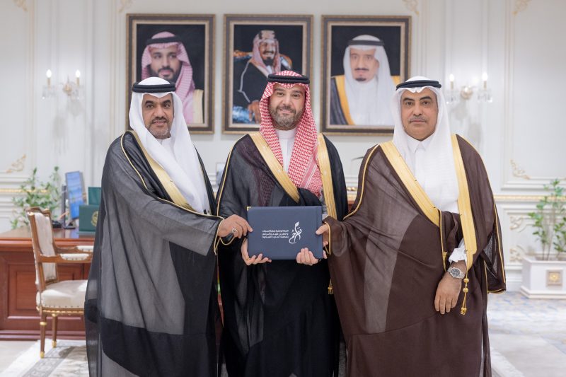 نائب أمير الحدود الشمالية يتسلّم التقرير السنوي للجنة “تراحم” بالمنطقة