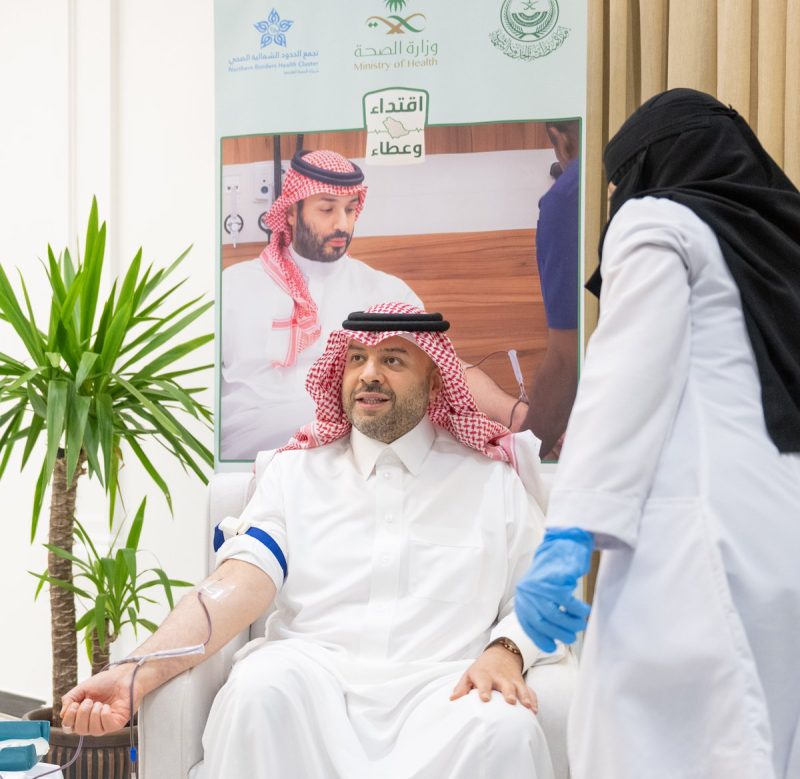أمير منطقة الحدود الشمالية يشارك في الحملة الوطنية التي أطلقها سمو ولي العهد للتبرع بالدم