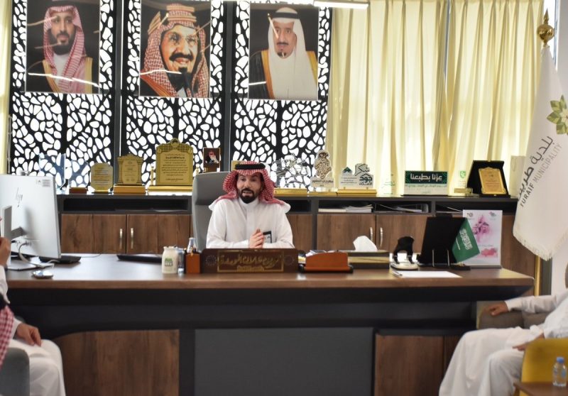 بالصور.. رئيس بلدية طريف يناقش جاهزية فرق الطوارئ وصيانة شبكات تصريف الأمطار