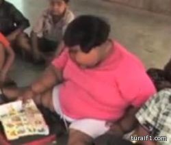 عمرها 9 سنوات ووزنها 90 كيلو ولا تستطيع التوقف عن الأكل (فيديو)