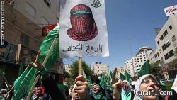 رجل أعمال يرتدي قميصا من الذهب الخالص