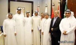 بالفيديو.. “وحيد القرن” العملاق يطير معلقاً في مروحية