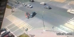 بالفيديو.. نجاة توأمين ووالدهما من حادث مروع في روسيا