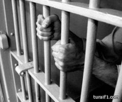 زوج يخفي طفلته عن والدتها لمدة 4 سنوات.. ويفضل البقاء في السجن على الإدلاء عن مكانها