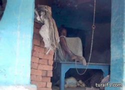 هندي يقيد أخاه ووالده بالسلاسل منذ 20 عاما