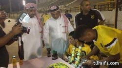 لاعبو الاتحاد يحتفون بمشجع خلال اعدادهم للقاء العروبة