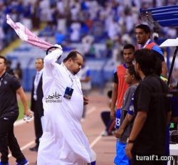 هلاليون تعليقاً على انفعالات بن مساعد: هذا عاشق وليس رئيس نادٍ