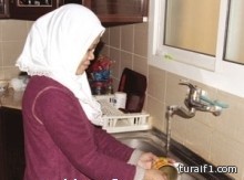 صورة مؤثرة لرجل أمن يلتزم الكعبة في حالة خشوع تام