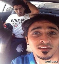 سائق تاكسي في جدة يلتقط صورة “سيلفي” مع نجم برشلونة سواريز
