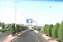 سائق متهـور لا يرتدي ملابسه يتجاوز نقاط الأمن ويقتحم مدينة تبوك