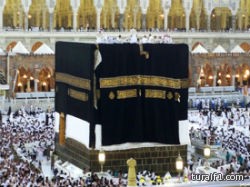 رئاسة الحرمين تسدل كسوة الكعبة بعد رفعها في موسم الحج