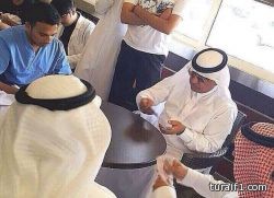 صورة لمدير جامعة أم القرى يلعب البلوت مع الطلاب تثير المغردين.. ومصدر يكشف قصتها