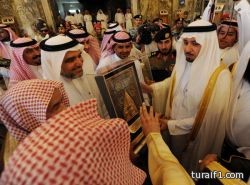 أمير مكة يهدي كمية كبيرة من أفخر أنواع العود والورد للكعبة
