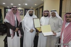 تعليم الشمالية يكرم رئيس النادي الأدبي و 600 كتاب لمدارس المنطقة من إصدارات النادي “صور”