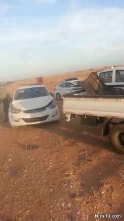 بالصور انقلاب ناقلة سيارات وتناثر السيارات منها على الطريق الدولي طريف القريات