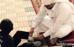 صورة معلم بـتعليم الجوفيربط حذاء تلميذه الصغير تشعل موقع التواصل إعجابًا