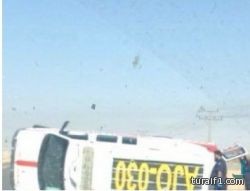 انقلاب سيارة إسعاف على طريق القريات أثناء مباشرتها لأحد الحوادث ( صورة )