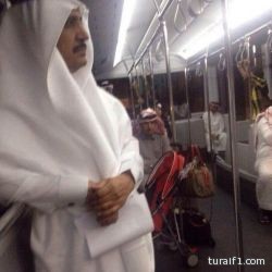 صورة لوزير الصحة الجديد واقفاً بباص المطار.. ومغردون: وبدأت المنافسة