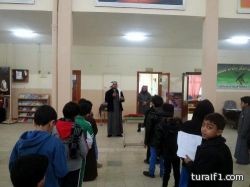 مدير مدرسة التحفيظ الابتدائية بطريف يكرم الطلاب المتميزين بالمدرسة