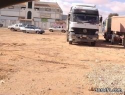بالصور أصحاب الشاحنات يستولون على ساحة مدرسة ابتدائية للبنات بطريف لتكون موقف لشاحناتهم