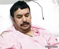 معلم ابتدائية بدومة الجندل يقدم درسه لطلابه من مستشفى عرعر