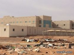 مقاول جامعة الحدود الشمالية يشوّه منظر مبنى الجامعة والطريق الدولي ( صور )