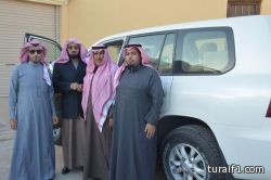 ابناء يفاجئون والدهم بهدية جيب لاند كروزر 2015 بعد خروجه من الصلاة