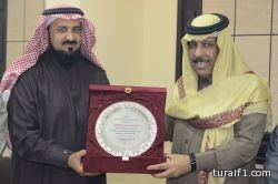 مدير تعليم الشمالية يكرم مدير تلفزيون المنطقة الأستاذ خلف القاران ( صور )