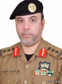 مواطن يعبث بإحدى الصرافات و يصدم دورية أمنية و يتهجم عليهم بالحجارة أثناء القبض عليه