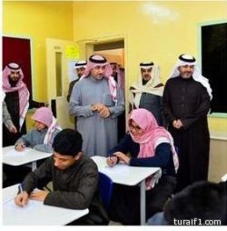 بالصور.. أمير الرياض يقف على سير الاختبارات بمدرستي “السوسي” و”ابن باز”