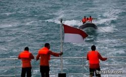رجال البحرية الإندونيسية  يعثرون على الصندوق الأسود للطائرة الماليزية