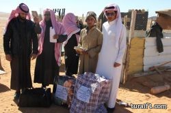 المكتب التعاوني بطريف يوزع هدية رعاة الأغنام و نيبالي يدخل الاسلام أثناء التوزيع “صور”