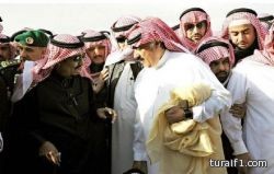 بالفيديو والصور.. متعب بن عبدالله في مشهد عفوي يحتضن “بشتاً” غطى جثمان والده قبيل دفنه