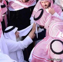 بالصورة.. ممدوح بن عبدالعزيز يمسح دموع عبدالعزيز بن فهد خلال تشييع جثمان الملك عبدالله