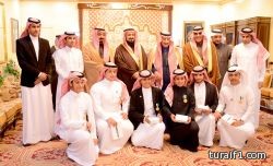 لص مسلح يسرق متجرًا ثم يعتذر للموظفة قبل الهروب