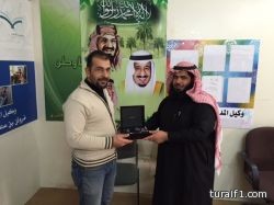ولي أمر طالب يكرم معلم ابنه بمدارس جيل الاوائل الأهلية الابتدائية