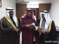 كتاب “التابلاين وبدايات التحول في عرعر” بين يدي سمو أمير المنطقة‎