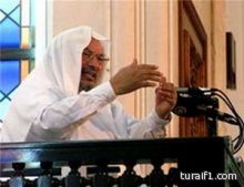 فضيلة الشيخ فيصل الناصر يخر ساجداً في خطبة الجمعة امام المصلين