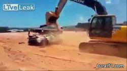 عامل يدمر سيارة مستخدمه بـ “حفّار” لتأخيره الرواتب