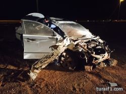 بالصور..انقلاب سيارة تويوتا بمنطقة المعارض طريق “طريف – القريات”