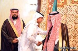 بالصور..أمير الشمالية يكرم طالبين تألقا في أوبريت عاصفة الحزم بحفل المتفوقين