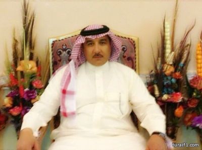 بالصور..مواطن يستغل سيارته ليهنيء زوجته بعد تخرجها من جامعة الحدود الشمالية