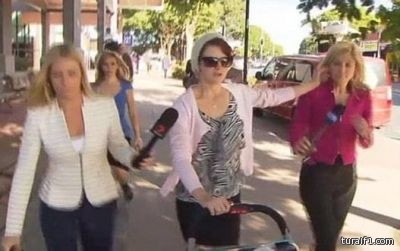 سيدة تطفئ سيجارة في وجه مراسلة تليفزيونية